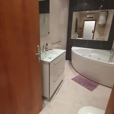 The Big Chill - Three Bedroom With Terrace, Balcony And Jacuzzi Lägenhet