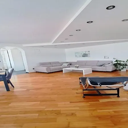 The Big Chill - Three Bedroom With Terrace, Balcony And Jacuzzi *
