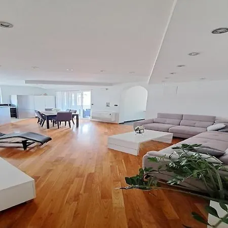 The Big Chill - Three Bedroom With Terrace, Balcony And Jacuzzi