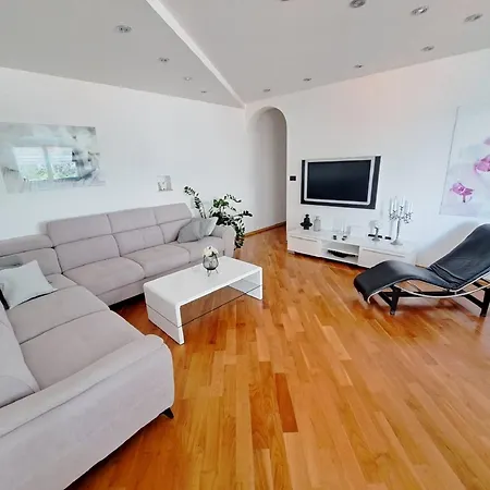 The Big Chill - Three Bedroom With Terrace, Balcony And Jacuzzi Lägenhet
