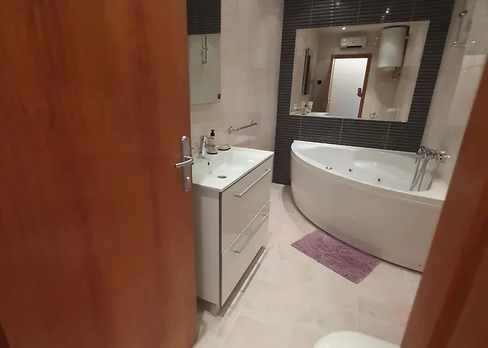 The Big Chill - Three Bedroom With Terrace, Balcony And Jacuzzi Apartament