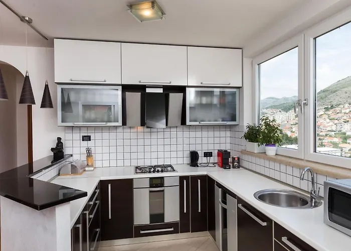 The Big Chill - Three Bedroom With Terrace, Balcony And Jacuzzi شقة *