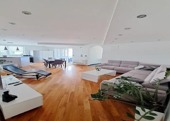 The Big Chill - Three Bedroom With Terrace, Balcony And Jacuzzi