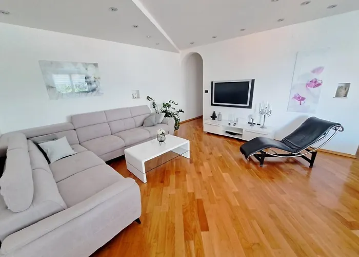 The Big Chill - Three Bedroom With Terrace, Balcony And Jacuzzi شقة